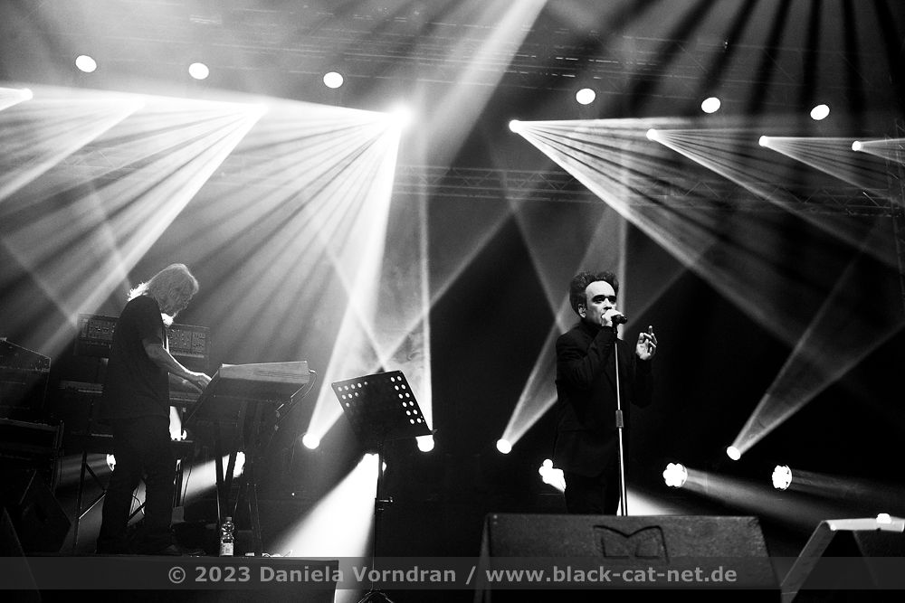 https://www.black-cat-net.de/images/stories/fotos_musik_live/wavegotiktreffen2023_leipzig_tag3bands_20230528/14_agra_deinelakaien/_D4S6754_klein.jpg